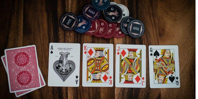 Trò chơi Poker vô cùng phổ biến, thu hút hàng triệu người chơi từ khắp nơi trên thế giới.