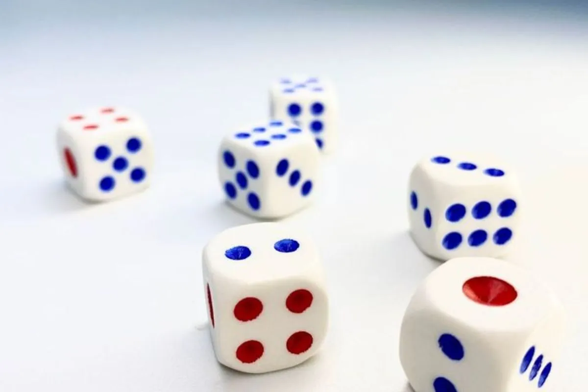 lắc xí ngầu online có được dùng xúc xắc thật không